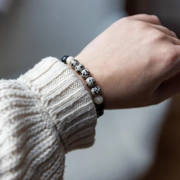 Dalmatíner és fazettált onix gumis karkötő 8mm