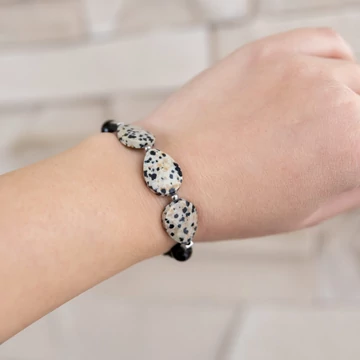 Dalmatíner fazettált csepp és lávakő gumis karkötő