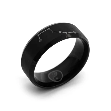 Nemesacél karikagyűrű, matt fekete, kívül göncölszekér és belül jinjang, kb. 67 méret