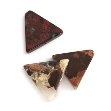 Breccsajáspis, háromszög, formagyöngy, kb.17mm