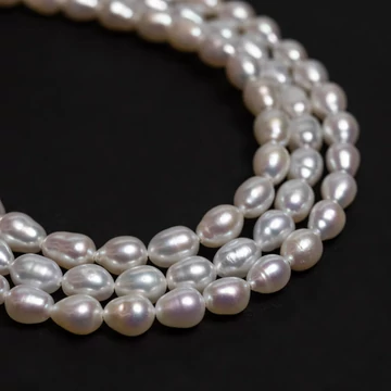 Édesvizi tenyésztett gyöngy szál, fehér, "A", szabálytalan rizs, 4-4,5 mm, kb. 38 cm