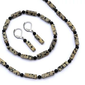 Dalmatínerkő hasáb és golyó nyaklánc (45 cm) és karkötő (18 cm) fülbevalóval garn.