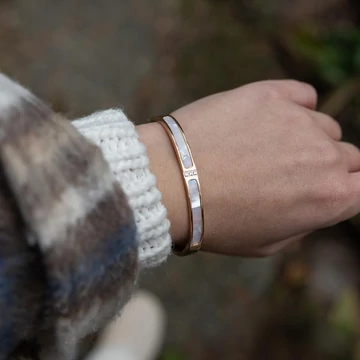 Nemesacél, kagylós és köves rosegold színű merev karkötő, kb. 17 cm