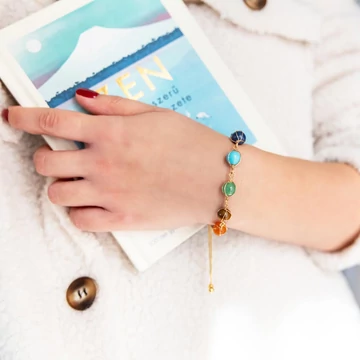 Csakra drótfonásos, 8 mm és arany fémes ásvány karkötő, állítható méret