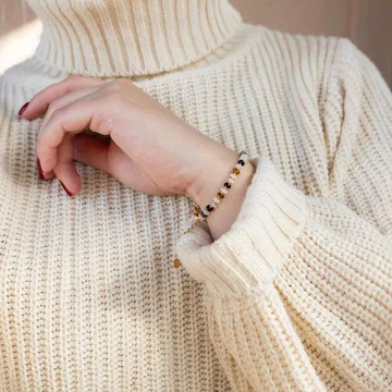 Button vegyes és arany színű kásagyöngy ásvány karkötő, 17 cm