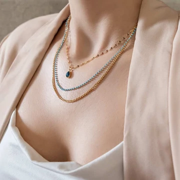 Nemesacél nyaklánc arany színű, 3 soros, kék gyönggyel és kővel lánchosszabbítóval, 39+5 cm