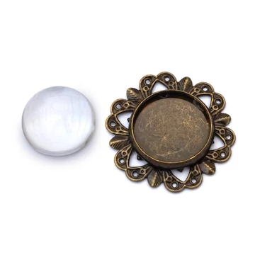 Foglalat üveg cabochon kővel, kerek, díszes, bronz szín, átmérő: 20 mm, tálca: 14 mm, 1 db