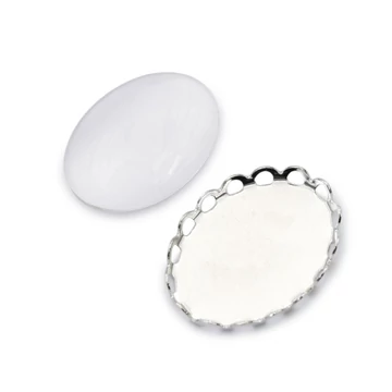Foglalat üveg cabochon kővel, ovál, ezüst szín, csipkés szél, tálca: 13x18 mm, 1 db