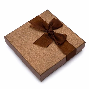 Közepes, négyzet alakú (barna), organza szalagos díszdoboz, 9x9 cm