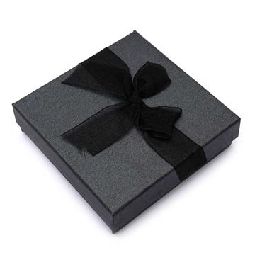 Közepes, négyzet alakú (fekete), organza szalagos díszdoboz, 9x9 cm