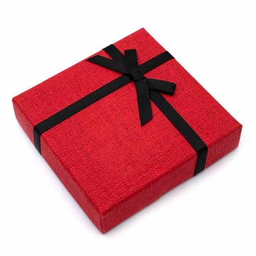 Díszdoboz fekete selyembéléssel, piros, fekete masnis, karton, 9x9 cm