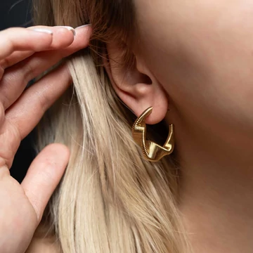 Nemesacél fülbevaló, fél karika, vastag, csavart-hullámos arany színű, kb. 30 mm (1 pár)