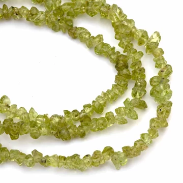 Peridot törmelékköves szál, kb. 85 cm