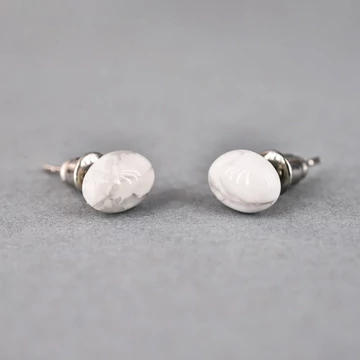 Howlit cabochon fülbevaló, 6x8 mm