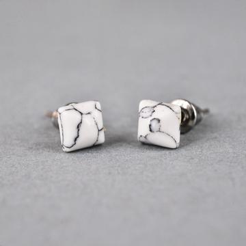 Szintetikus howlit cabochon fülbevaló, 6x6 mm