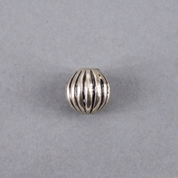 Ezüst színű csíkos műgyanta golyós gyöngy, 14 mm (1 db)