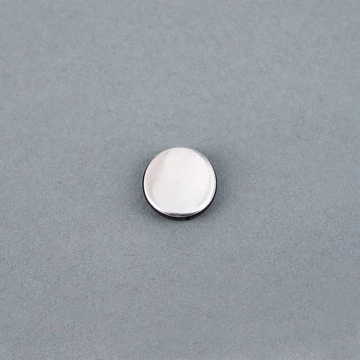 Alumínium borítású műgyanta, kerek, lapos gyöngy, 12 mm (1 db)