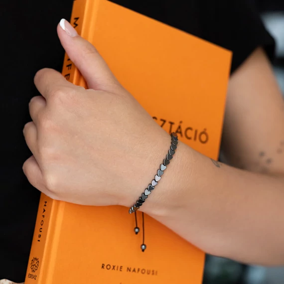 Hematit szíves madzagos karkötő, állítható 14-24 cm között