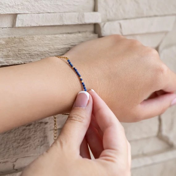 Nemesacél, fazettált lápisz, 2,5 mm, arany színű karkötő, kb. 16-20 cm