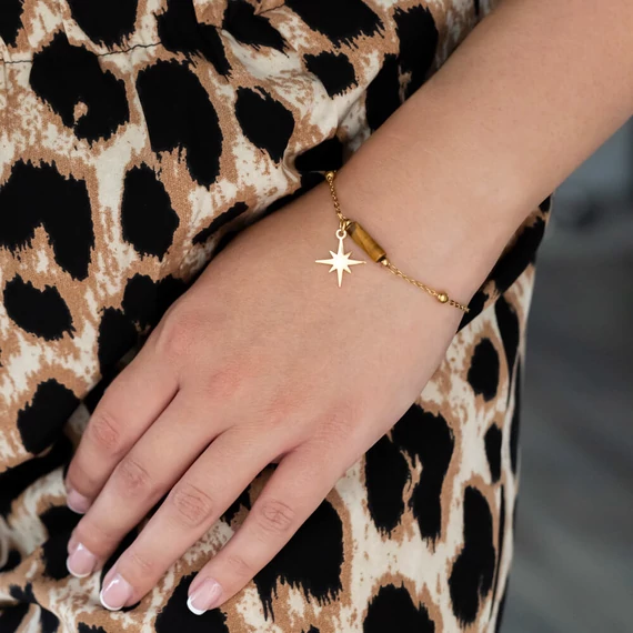 Tigrisszem henger formájú, arany színű csillaggal karkötő, 17-22 cm