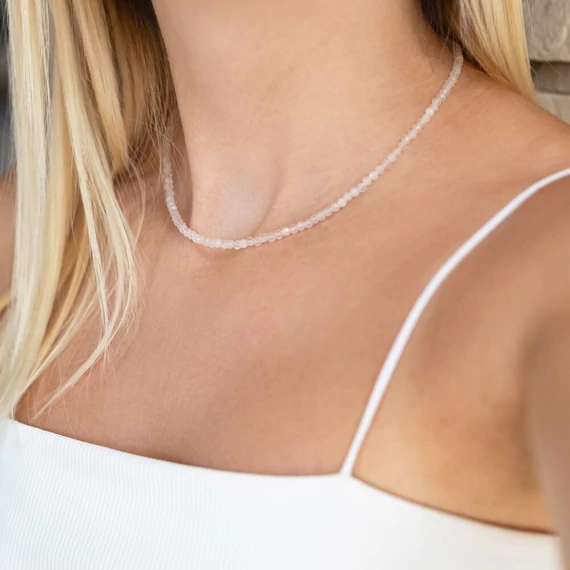 Rózsakvarc fazettált nyaklánc arany színű szerelékkel, 3,5 mm, 40+5 cm