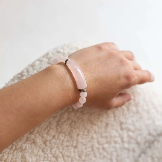 Rózsakvarc téglalap és 8 mm golyós, gumis karkötő, kb. 18-19 cm