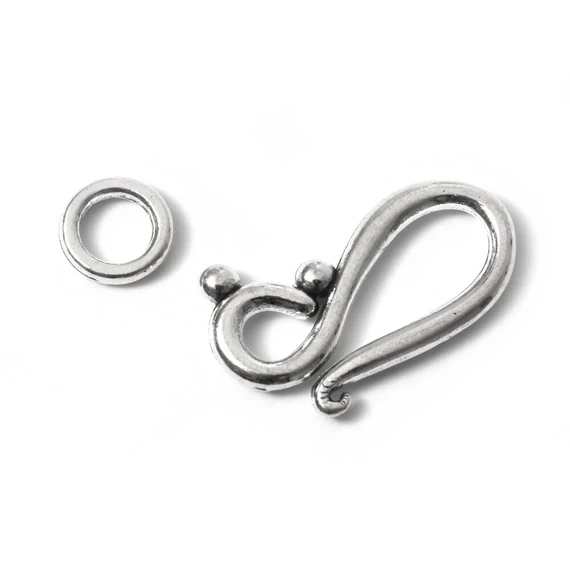 Kapocs, hurkos forma, antik ezüst színű kb. 20x12 mm (1db)