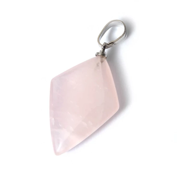 Rózsakvarc rombusz medál, kb.30 mm