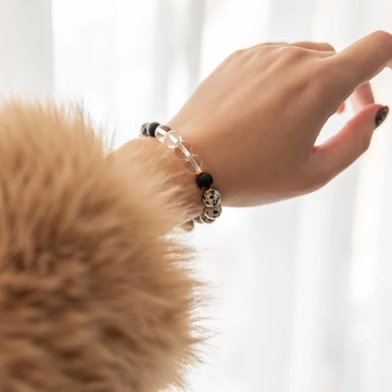 Dalmatíner hegyikristály és onix gumis karkötő 8mm