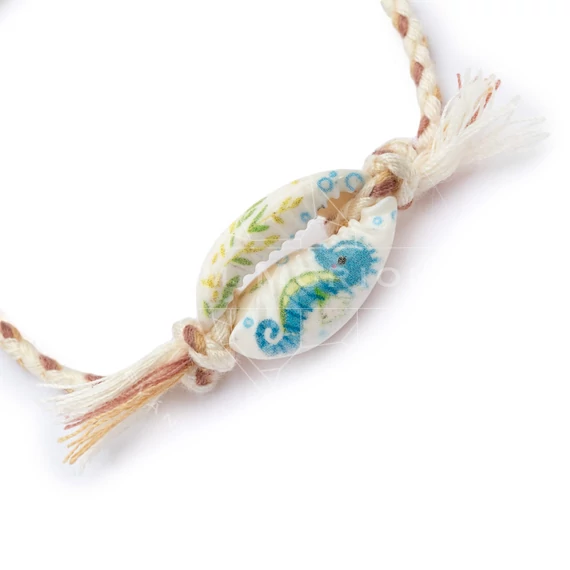 Kagylós karkötő, csikóhal mintás, bézs, pamut zsinórral, állítható méretű, max. 25 cm