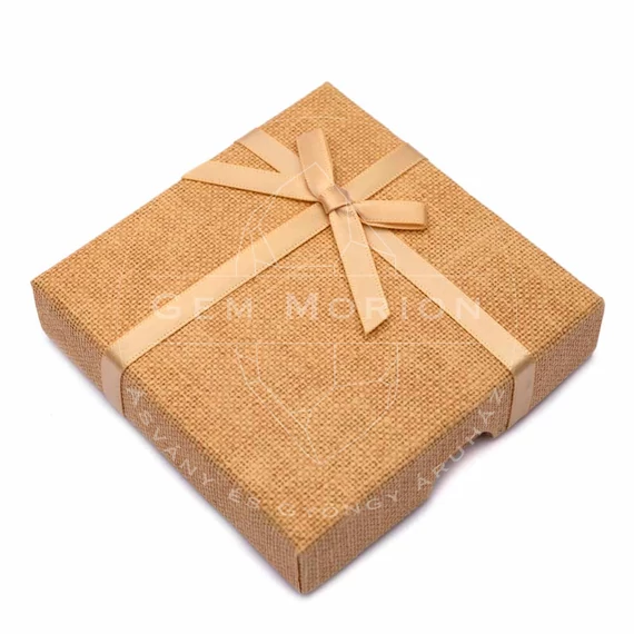 Díszdoboz fekete selyembéléssel, bézs, bézs masnis, karton, 9x9 cm