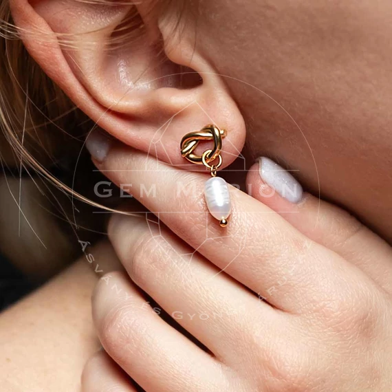 Nemesacél fülbevaló, 1 gyöngyös, csomózott forma, arany színű, kb. 12-25 mm (1 pár)