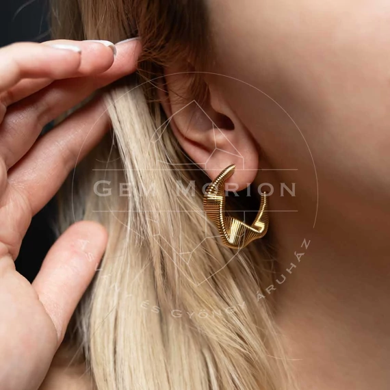 Nemesacél fülbevaló, fél karika, vastag, csavart-hullámos arany színű, kb. 30 mm (1 pár)