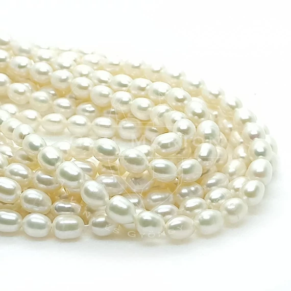 Rizs (fehér) tenyésztett gyöngy szál, 5-5,5 mm, kb. 39 cm