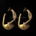 Kép 3/3 - Nemesacél fülbevaló, fél karika, vastag, csavart-hullámos arany színű, kb. 30 mm (1 pár)
